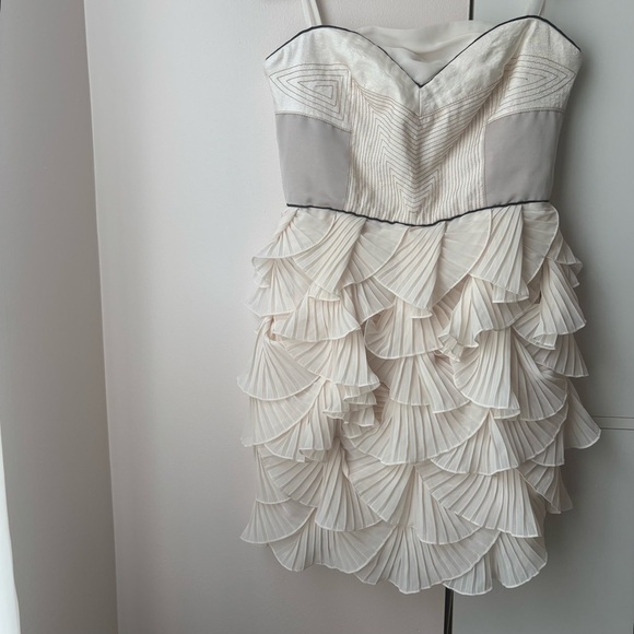 BCBGeneration Dresses & Skirts - BCBG Genera Runway White Tiered Ruffle Mini Dress Size 8 Strapless Geo Pleated